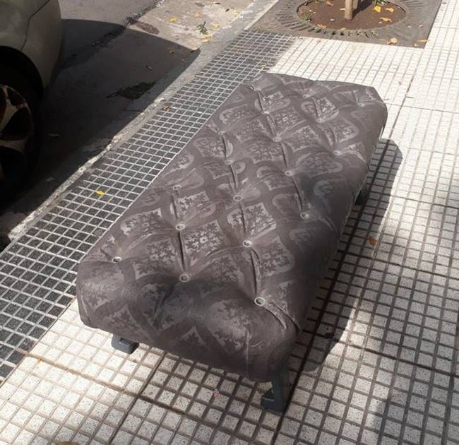 Ez az argentin pad elsőre puhának tűnik, de ha megpróbálsz leülni, hamar rájössz, hogy ez kőkemény beton.