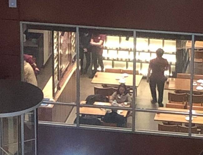 „Az étterem már 15 perce bezárt, és az emberek elfelejtik, hogy ilyenkor az egész személyzet csak azért nem tud hazamenni, mert ők ott vannak. Aki valaha is dolgozott már a vendéglátásban, az tudja, hogy ez mennyire idegesítő.”
