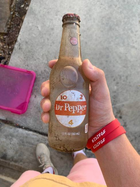 „Találtam egy bontatlan üveg Dr. Pepper üdítőt. Olyan régi, hogy a kóla teljesen átlátszóvá vált."