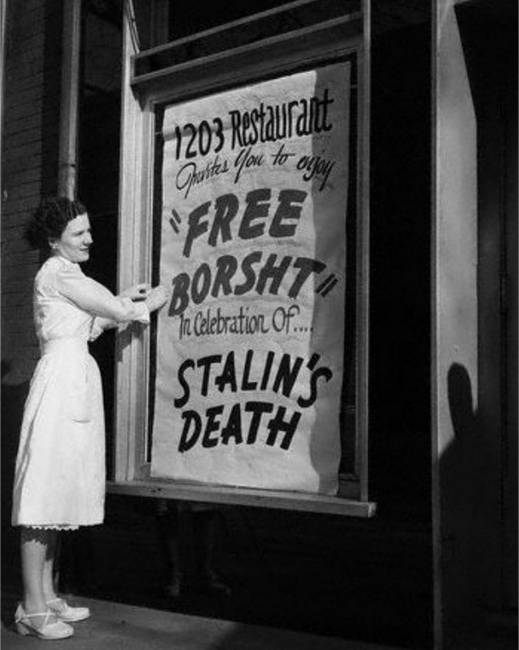 Egy Amerikába menekült ukrán család ünnepli Sztálin halálának napját, 1953-ban.