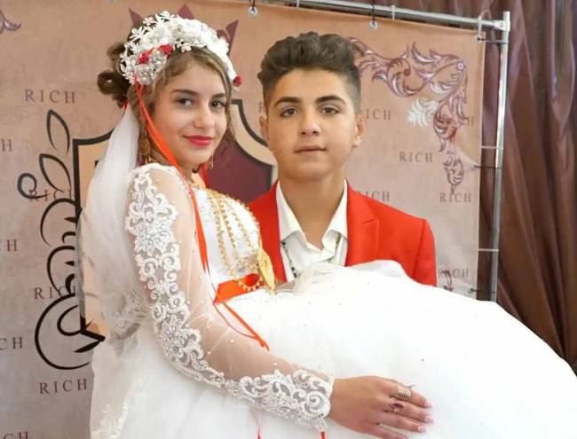 Miért próbálják a romák nagyon fiatalon férjhez adni a gyerekeiket? Elmagyarázom egyszerűen