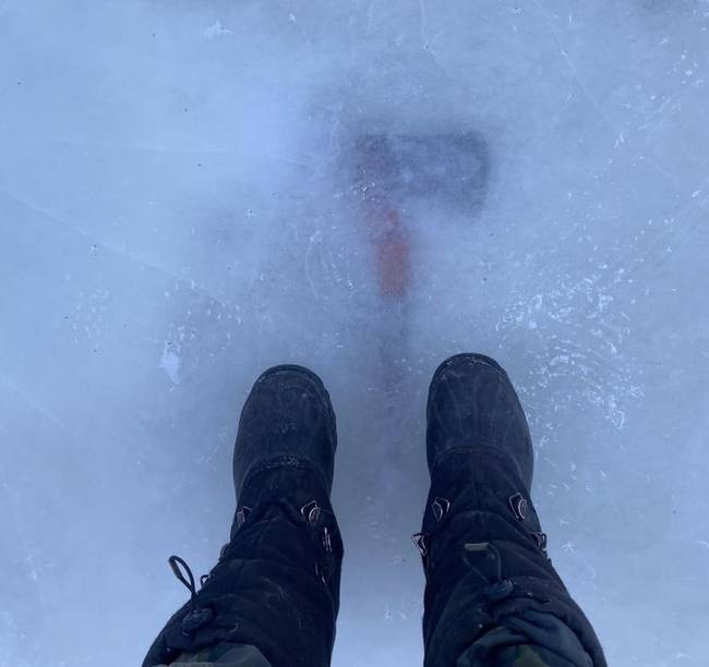 „Valaki egy fejszét hagyott a befagyott patakban, amit azóta teljesen beborított a jég."