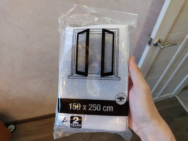 Megtanultam, hogyan kell a szúnyoghálót (keret nélkülit) bármilyen műanyag ablakra felfeszíteni. Csavarok és ragasztó nélkül.