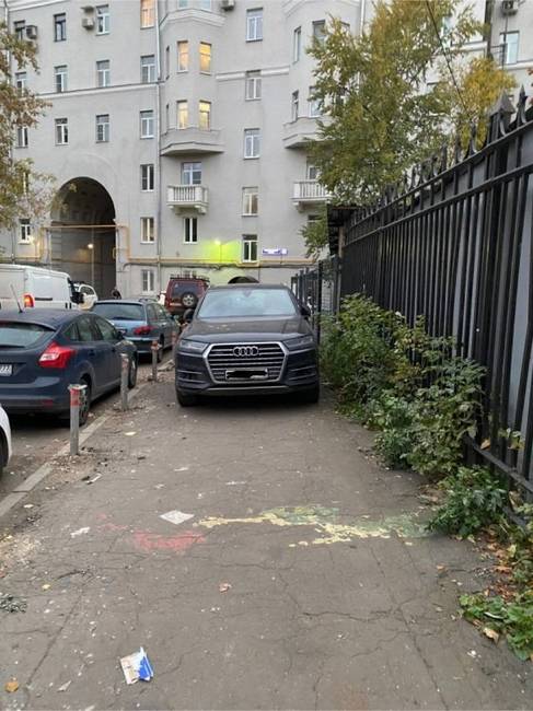 „Sikerült elállnia az egyetlen járdát, ami a háztömbömhöz vezet."