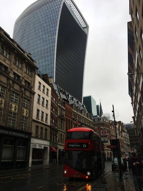 „A fotó 2017 decemberében készült, Londonban. Az egyik kedvenc képem, ami remekül ötvözi a múltat és a jelent."