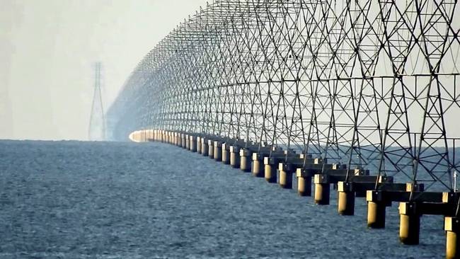 A Pontchartrain-tavon keresztül futó elektromos vezetékek tartóoszlopai jól mutatják, hogy a Föld nem lapos.