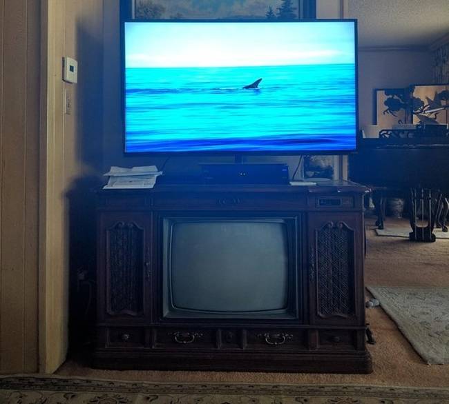 „A nagymamám a régi tévéjét használja tévéállványként."