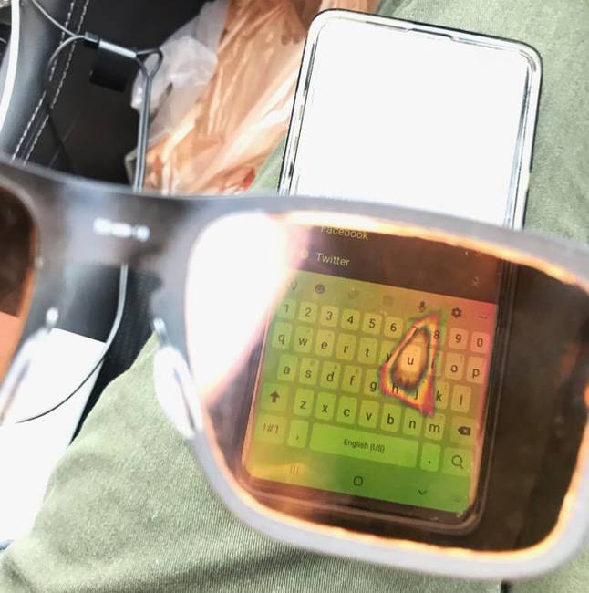 Ez történik egy telefon védőüvegével, ha sok időn keresztül mindig ugyanazzal az ujjaddal görgeted a telefont.