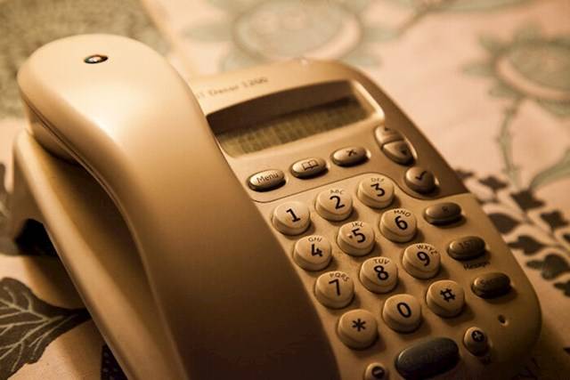 A mai gyerekek sosem fogják megtudni, hogy milyen érzés vitatkozni egy jót, majd jól lecsapni a telefont. Ahogy azt sem, hogy milyen jó érzés, amikor hívsz valakit, de nem veszi fel a telefont, ezért egyszerűen kinyomod az ujjaddal a "lerakó" gombot, amit egyébként a telefon súlya tart lent.