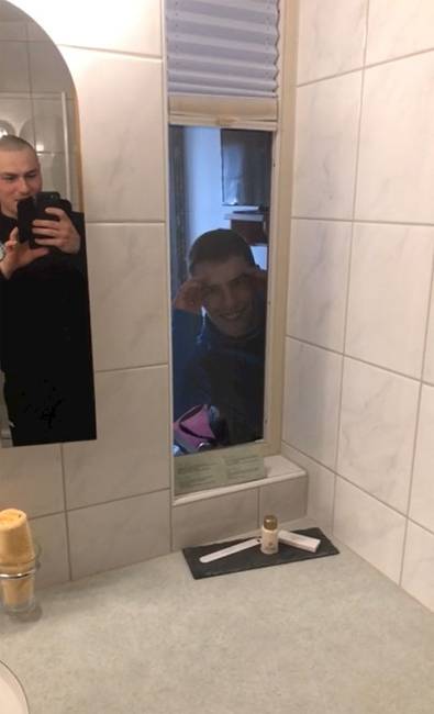 „A szállodánk WC-jének ablaka van."
