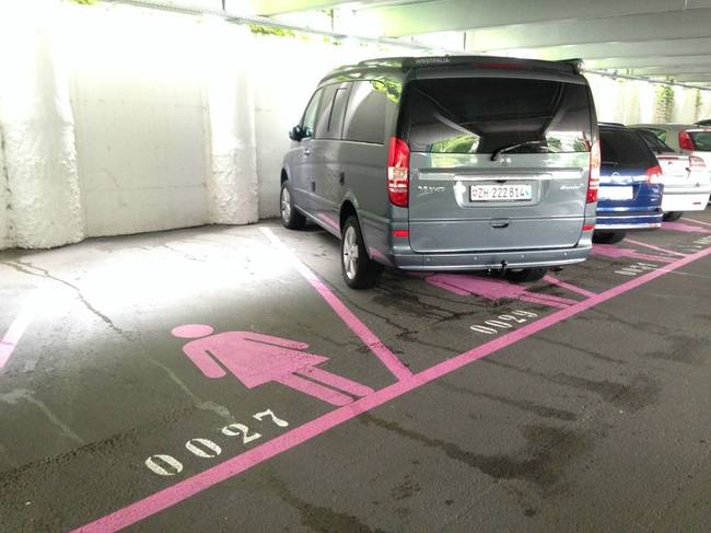 Női parkolók Svájcban, melyek közelebb helyezkednek el a bejárathoz, mint a többi parkoló.