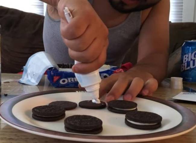 Fogkrémmel újratöltött Oreo kekszek.
