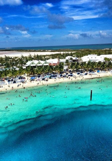 A Sargasso-tengeren található Grand Turk-sziget hirtelen mélyülő tengerpartja.
