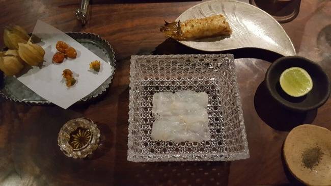 Ezt a nyers és grillezett rombuszhal követte, melynek a nyers változata azonnal ámulatba ejtette a fiatal lányt, elmondása szerint még sosem evett ilyen finomat.