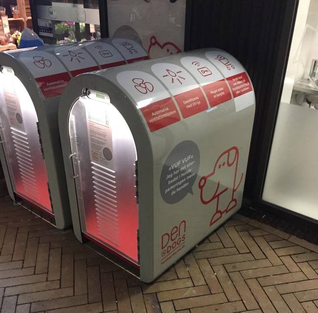 Dániában pedig külön nekik készített fülkékben pihenhetnek a kutyusok, amíg a gazdik vásárolnak.