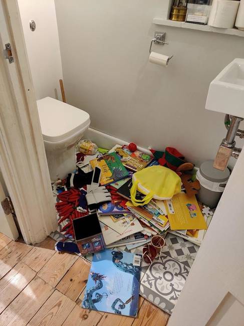 „A lányom úgy döntött, hogy a segít a Mikulásnak azzal, hogy kiviszi az összes játékát a WC-be, hogy a Mikulás tudja, mit ne hozzon már neki. Nem volt szívünk megmondani neki, hogy a Mikulás nem a WC-ből jön ki...”