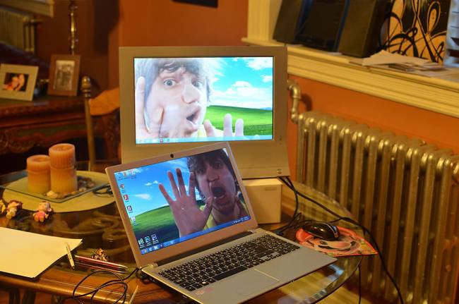 A lányának rémálmai voltak, mióta megnézte a Tron című filmet, attól félt, hogy ő is bele fog ragadni a virtuális világba. Apukának több se kellett, úgy gondolta, hogy a legjobb, ha lecseréli a számítógépek háttereit.