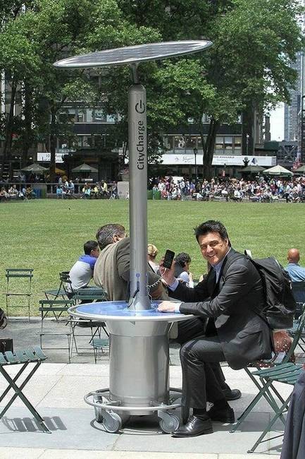 Napelemes asztal egy belvárosi parkban.