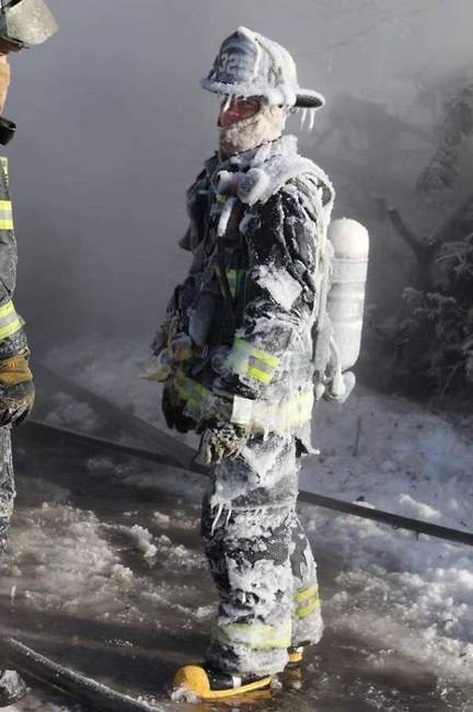 -40 °C-ban dolgozó tűzoltó.