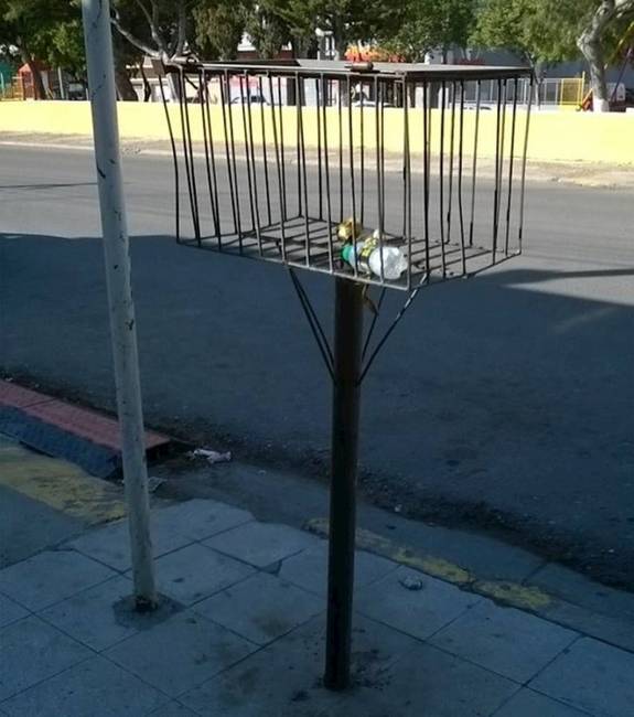 „Bizonyos államokban ilyen furcsa szemetesek vannak, hogy a vadállatok ne tudják elérni."