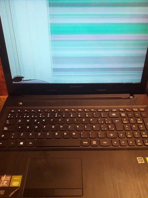 „Nem akart lecsukódni a laptopom, ezért a teljes testsúlyommal rátehénkedtem. Mint kiderült, alászorult az egyik tollam kupakja, de ekkor már persze késő volt."
