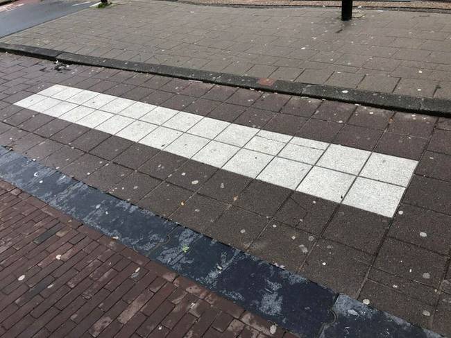 Ez egy hihetetlenül keskeny gyalogátkelőhely.
