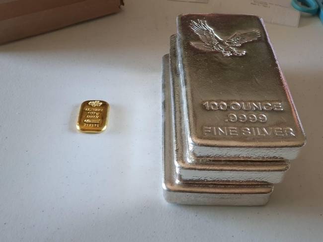 5000 dollár aranyban és 5000 dollár ezüstben.