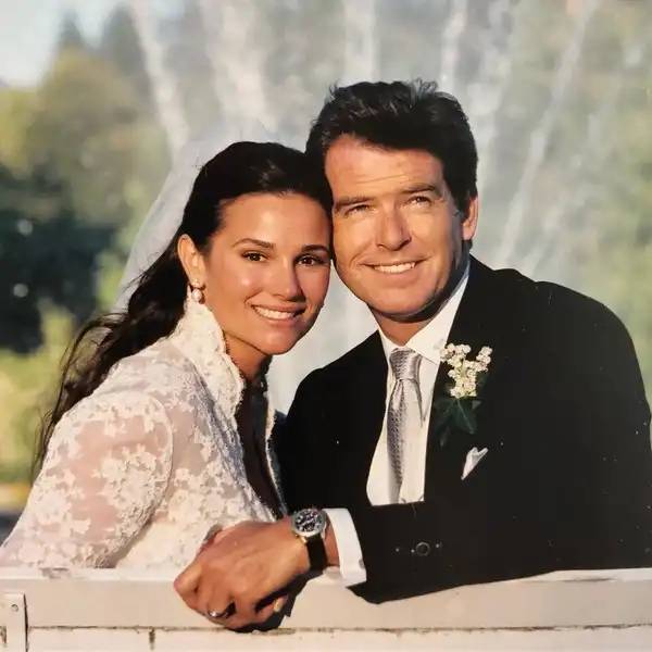 Pierce Brosnan és Keely Shaye Smith 2001-ben.