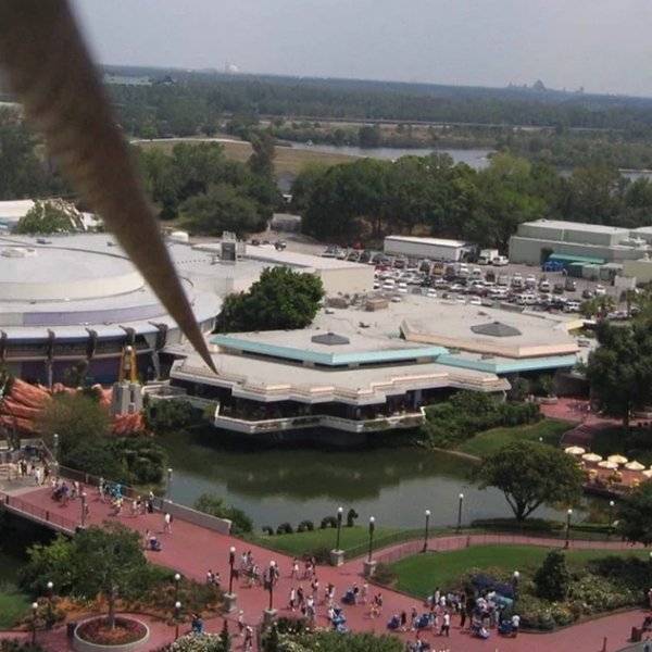 Ezt látja Csingiling a Magic Kingdom kastély tetején, Disneylandben.