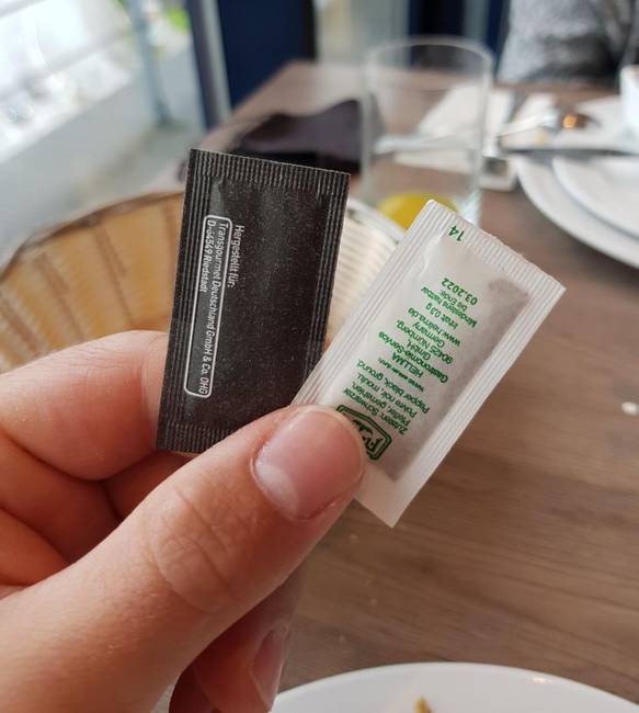 A fekete zacskó a só, a fehér a bors.