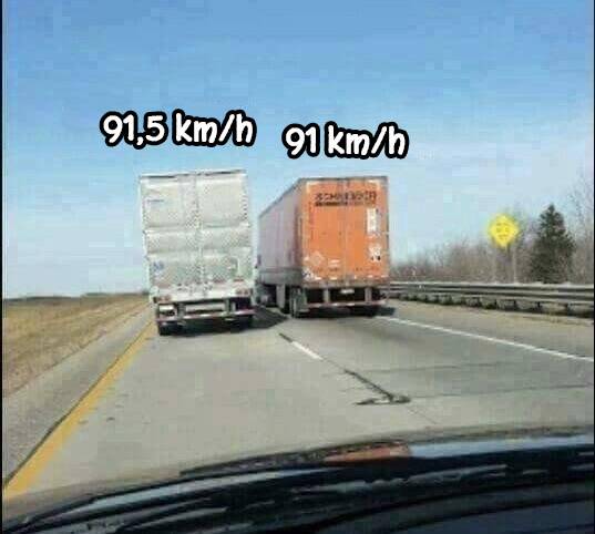 Ugye, Te is imádod, amikor beragadsz két ilyen kamion mögé?! 😂