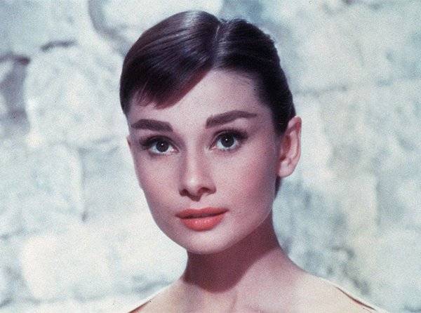 Audrey Hepburn-nek annyira fontos volt megőriznie a jellegzetes „őzike-nézését”, hogy miután felkente a szempillaspirált, egy tűvel egyenként szétválasztotta a pilláit, hogy azok külön száradjanak meg.