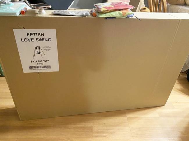„Karácsonyra vettem egy tévét a szüleimnek. Igaz, először azt fogják hinni, hogy valami más van a dobozban." (felirat: szerelemhinta)