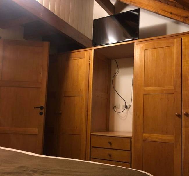 „Az Airbnb-n bérelt lakásom tulajdonosai így helyezték el a tévét."