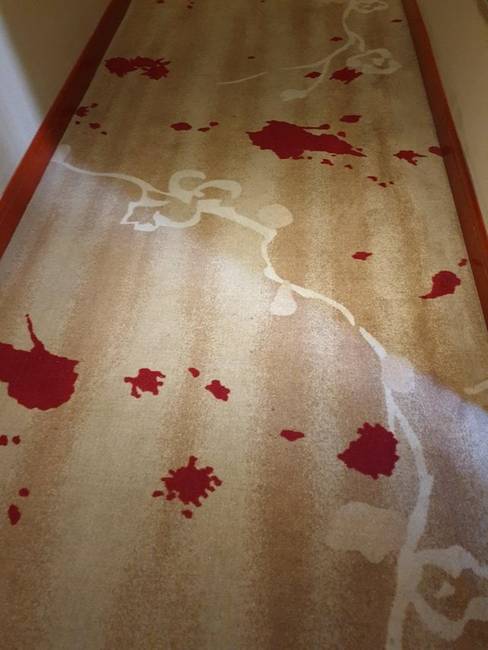 „Ennek a hotelnek a szőnyegmintája olyan, mintha vérfoltok borítanák."