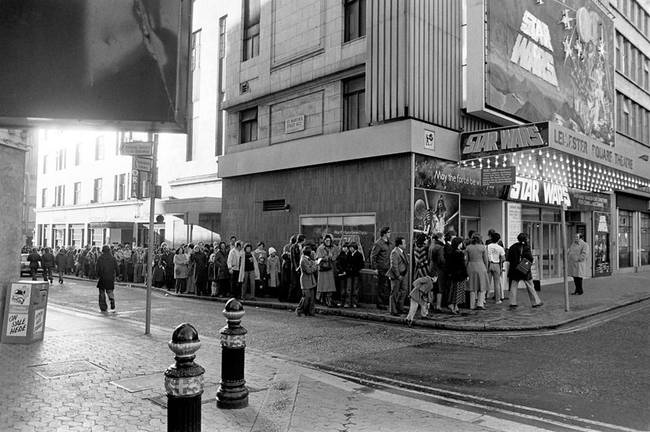A Csillagok háborúja premierjére sorban álló londoni lakosok, 1977-ben.