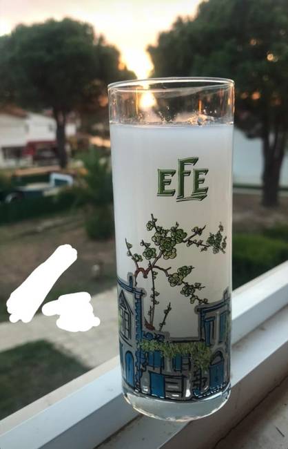 Innen úgy tűnik, mintha ez a pohár lebegne.