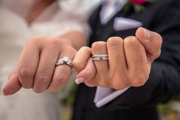 Tanulmányok kimutatták, hogy minél többet költ egy házaspár az eljegyzési gyűrűre, annál nagyobb a valószínűsége, hogy később elválnak.