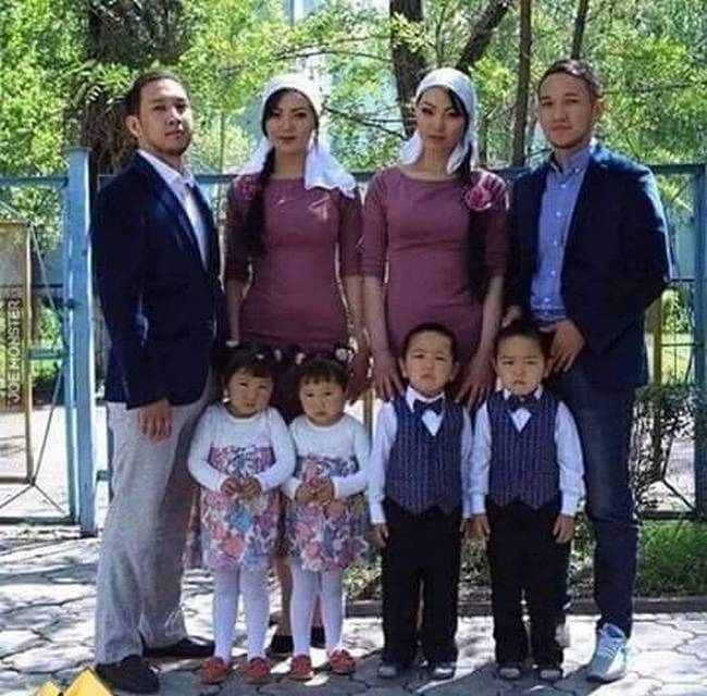 Ikerpárral házasodó ikerpár, ahol mindkét esetben ikrek születtek.
