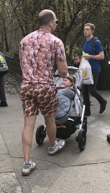 Aligha lehetne nyilvánvalóbb, hogy oda van a gyermekéért.