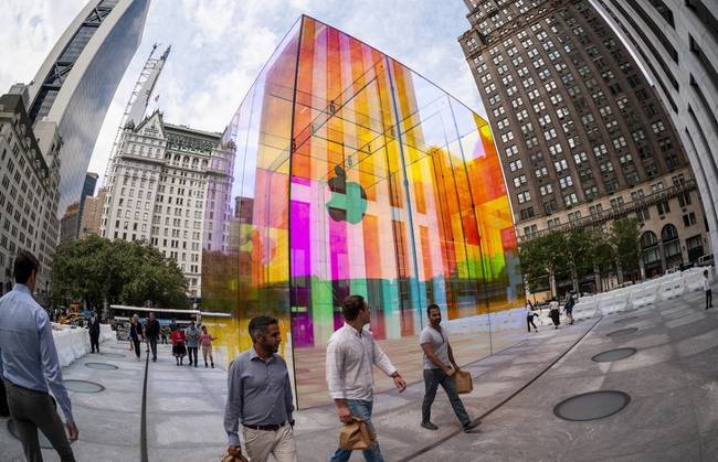 Minden márkaüzlet célja, hogy úgy néz ki, mint az üvegkocka a Fifth Avenue-n.