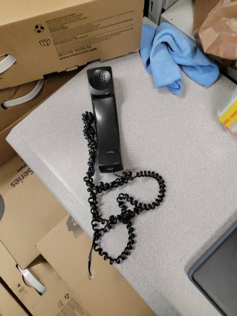 Ez történik a telefon zsinórjával, ha beszéd közben folyamatosan tekergeted az ujjaddal.