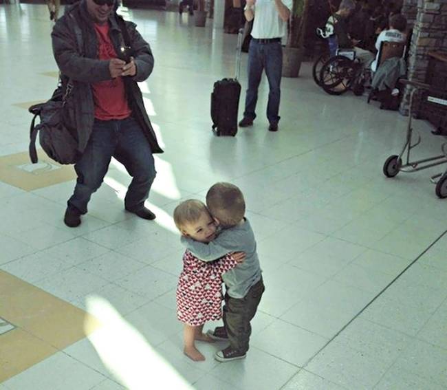 „Ez a két teljesen idegen gyermek fogta és elkezdte ölelgetni egymást a repülőtéren...❤"