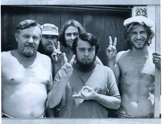 Harrison Ford (jobb szélen), amikor még asztalosként dolgozott.