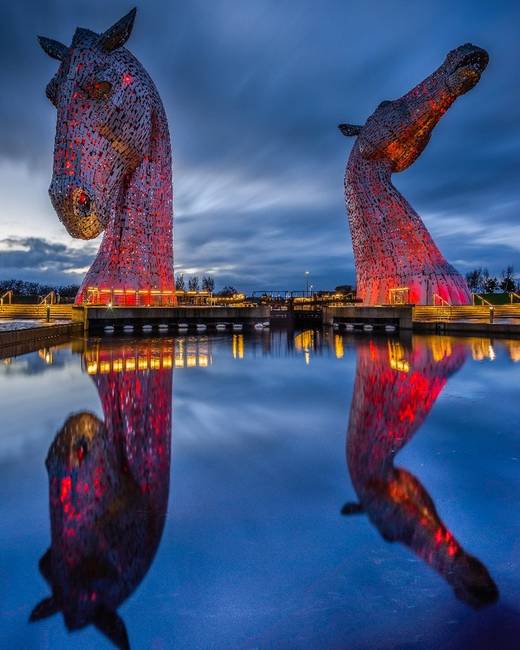 A skóciai Falkirk-ben találhatók a világ legnagyobb lovas szobrai, melyek egyébként a sötétben még világítanak is.