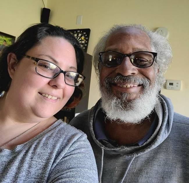 „A férjem 26 évvel idősebb nálam. Apám először nem fogadta el, mivel majdnem egyidősek, de látva a hozzáállásomat, végül támogatni kezdett."