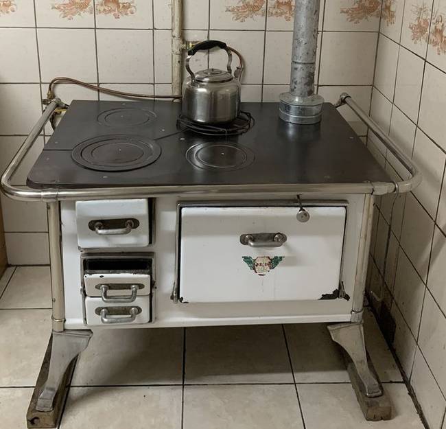 Néhány lakásban még mindig ősrégi tűzhelyeket használnak.