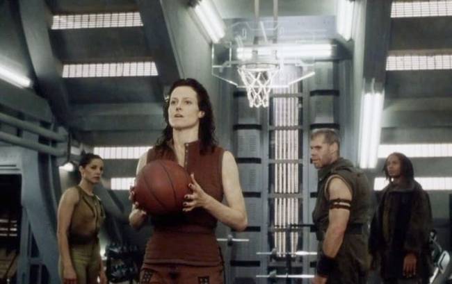 Sigourney Weaver 3 hétig profi kosárlabdaedzővel gyakorolt az Alien 4 forgatásán, hogy megtanuljon kosárra dobni.