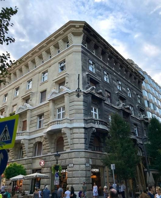 Egy budapesti épület, aminek még csak az egyik oldalát mosták le.