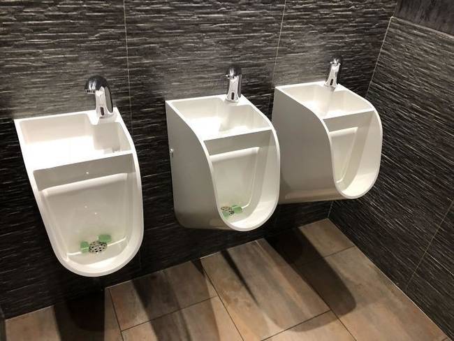 Egy nyilvános WC, ahol a kézmosáshoz használt vízzel "húzhatjuk le" a piszoárt.
